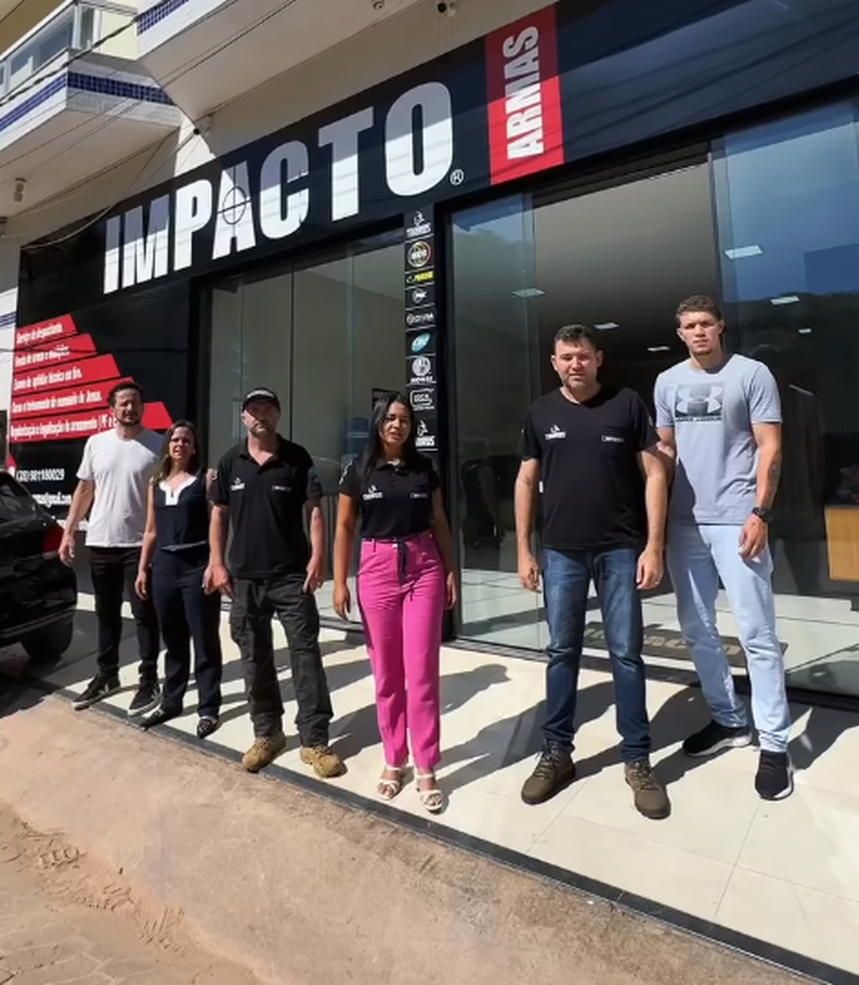 Equipe da Impacto Armas na frente da loja em Muniz Freire